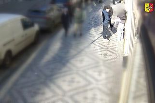 Žena v centru Prahy vytáhla z igelitky půl milionu korun a dala je mladíkovi. Poté zjistila, že šlo o podvod - Novinky